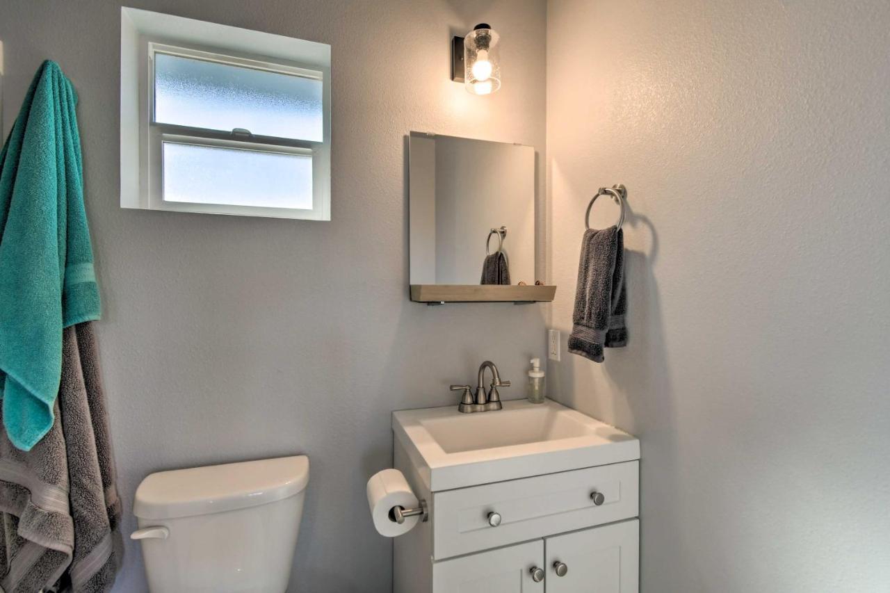 Canal Cottage Retreat With Dock And Waterfront Views Ocean Shores Exterior photo