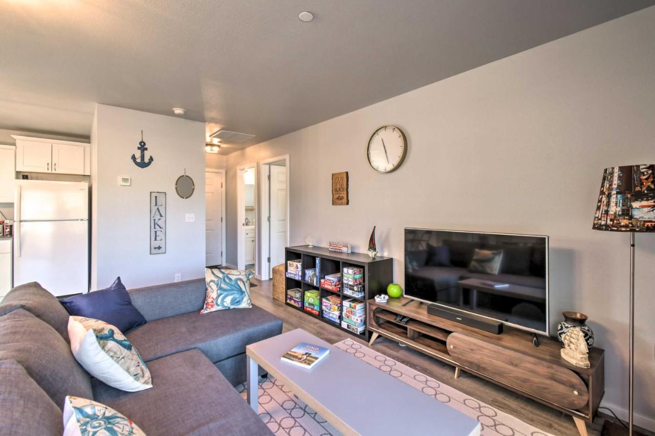 Canal Cottage Retreat With Dock And Waterfront Views Ocean Shores Exterior photo