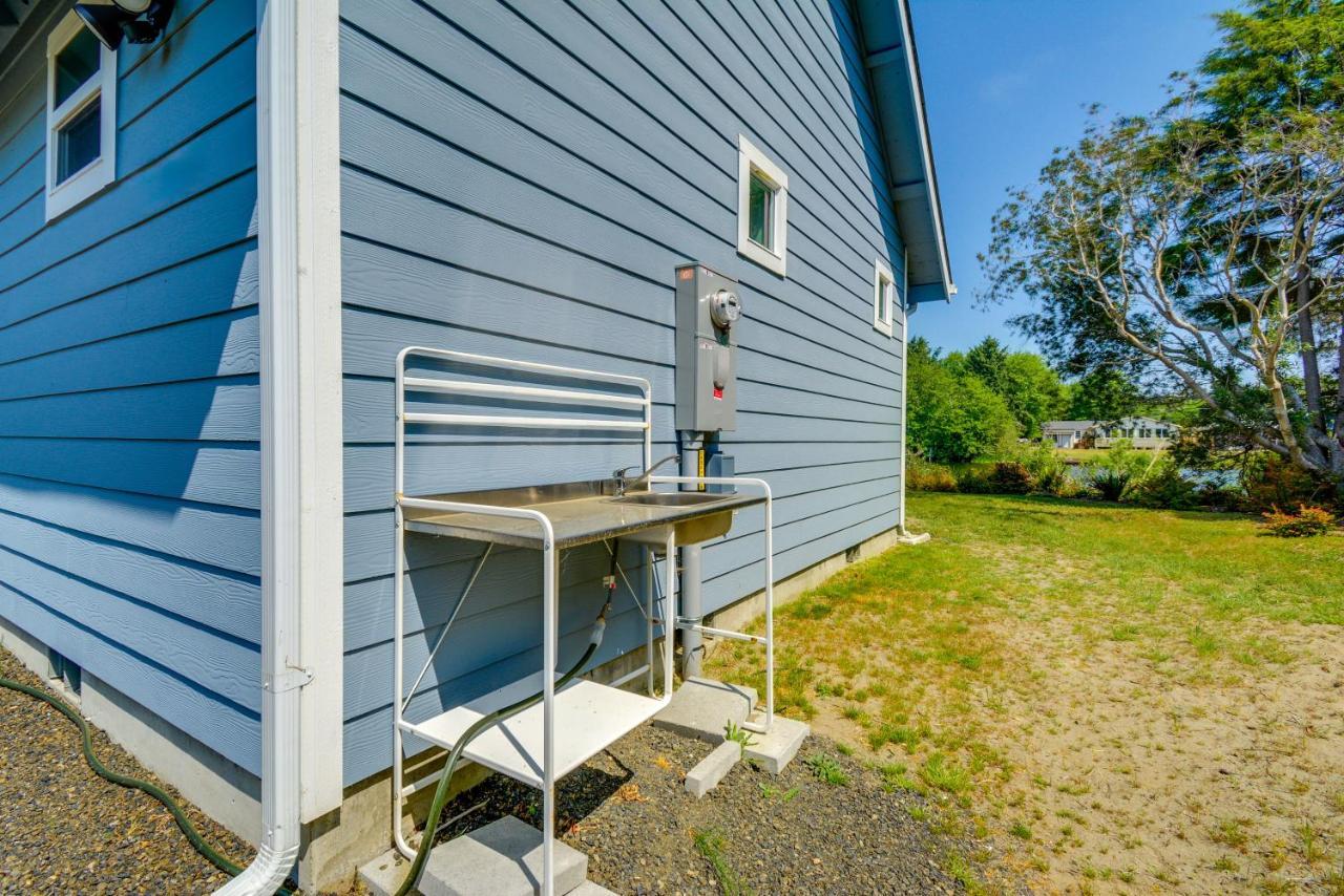 Canal Cottage Retreat With Dock And Waterfront Views Ocean Shores Exterior photo