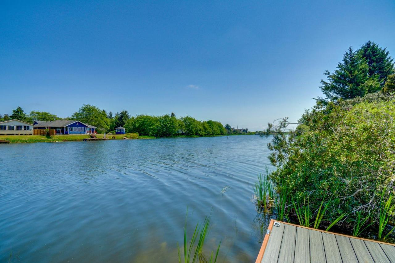 Canal Cottage Retreat With Dock And Waterfront Views Ocean Shores Exterior photo