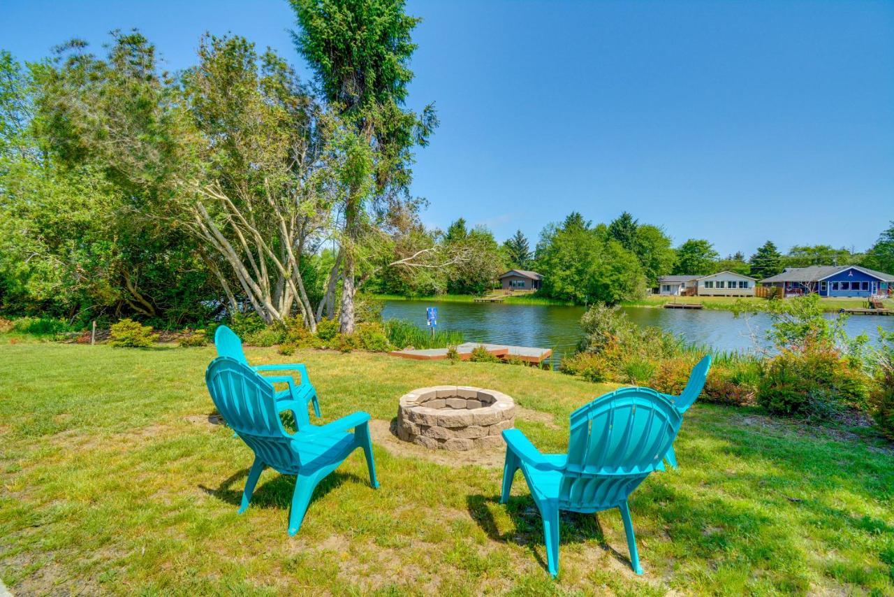 Canal Cottage Retreat With Dock And Waterfront Views Ocean Shores Exterior photo